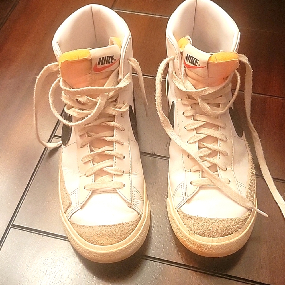 Womens size 9 Nike lifestyle shoe.